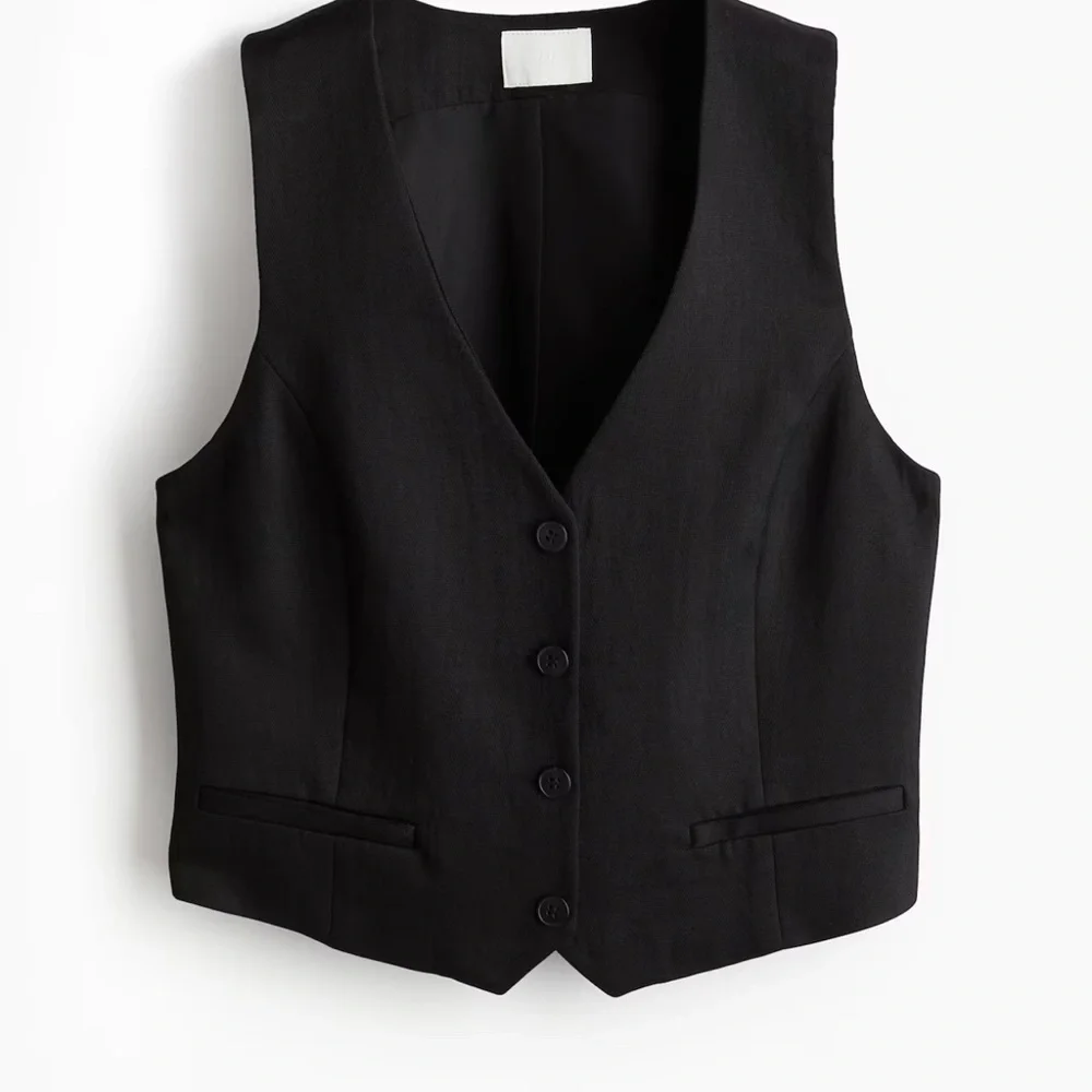 NWT H&M fitted vest iV-neck, buttons at front, and welt front pockets. size S - Picture 7 of 8